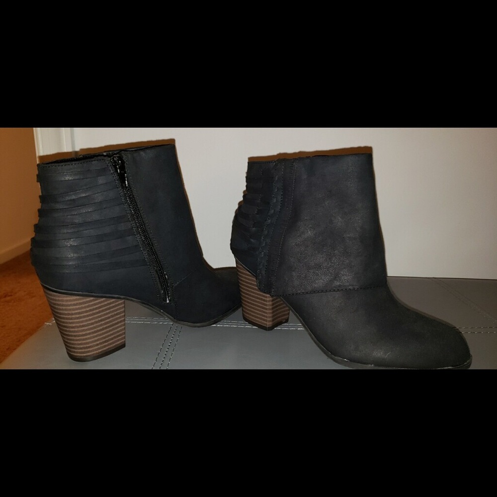 Black heeled boots